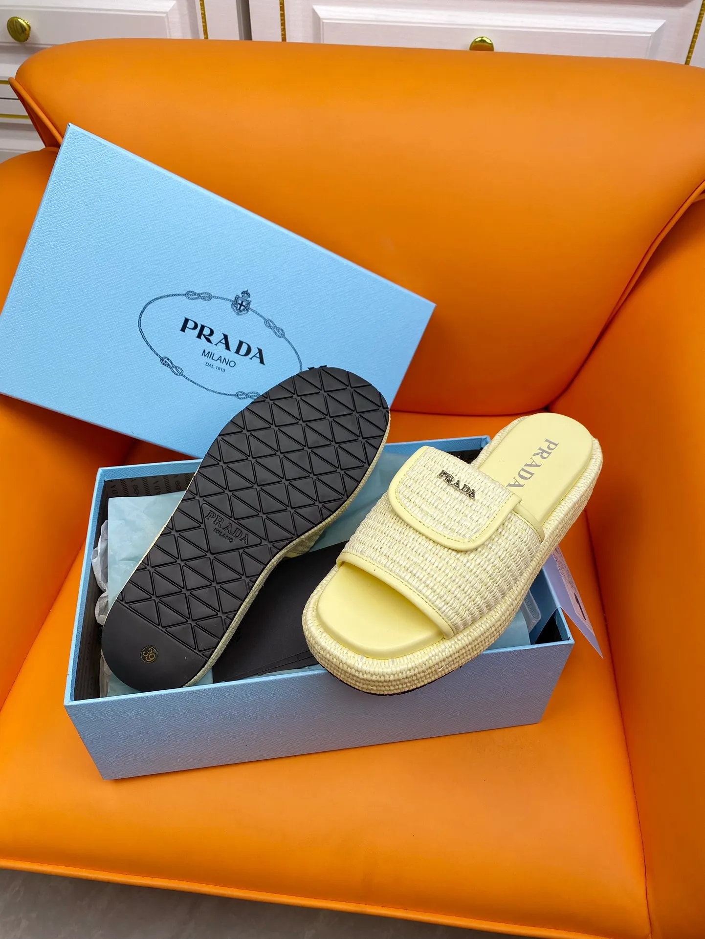 👟👟Ex-factory price 520👟👟 PRADA 2024ss raffia woven slippers This year's popular straw series, lazy people's must-have slippers are so good-looking on the feet. The whole pair of shoes is light, comfortable and bright colors meet the various choices of fashionable people of different styles! Original custom-made raffia Sheepskin lining 1:1 open mold outsole Size number: 35-39 (40 customizations are not returnable)